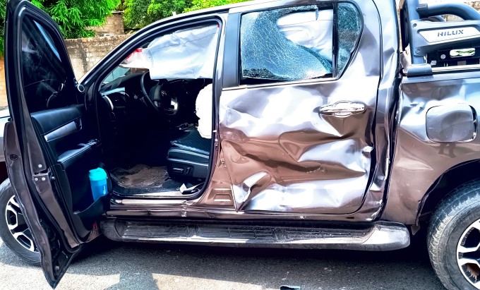 O motociclista teria desrespeitado a placa pare e causado a colisão na lateral do carro (Foto: Divulgação)