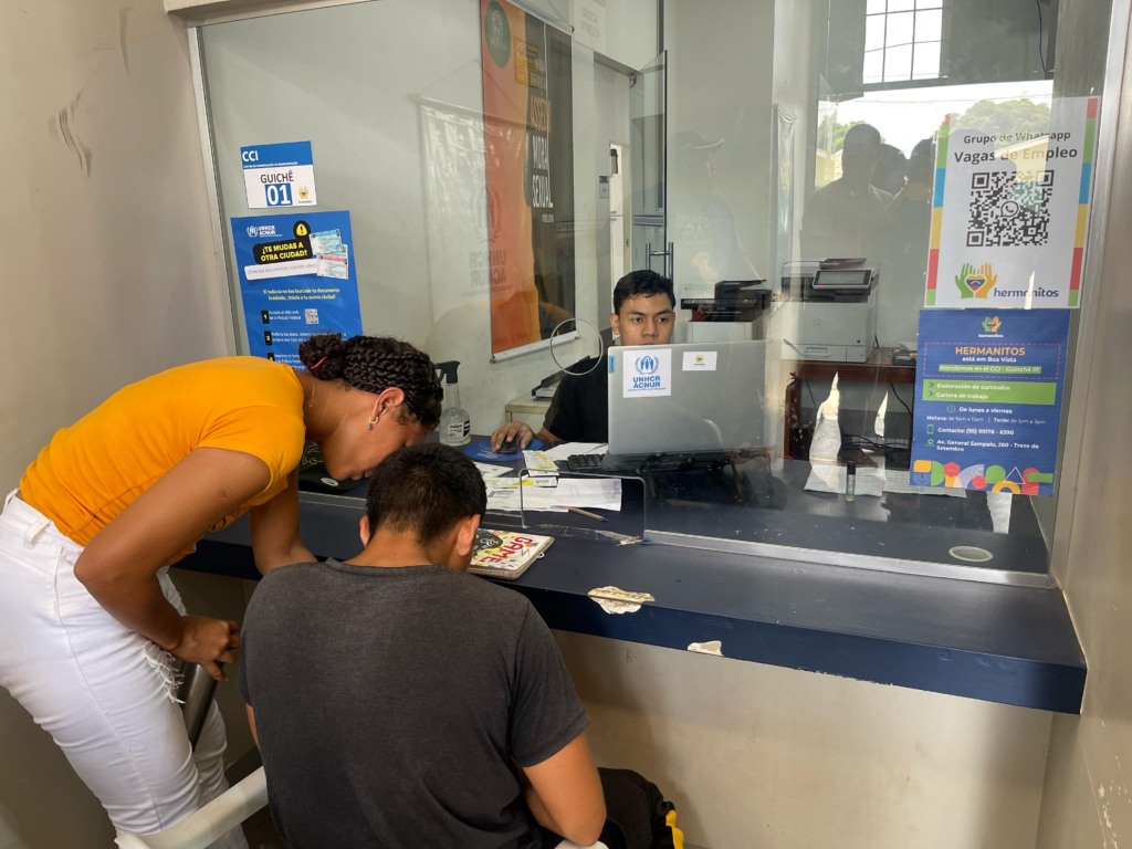Entre os benefícios disponibilizados estão a elaboração de currículos, busca por vagas de emprego no mercado local, orientação para processos de interiorização por Vagas de Emprego Sinalizadas. (Foto: Divulgação) Entre os benefícios disponibilizados estão a elaboração de currículos, busca por vagas de emprego no mercado local, orientação para processos de interiorização por Vagas de Emprego Sinalizadas. (Foto: Divulgação)