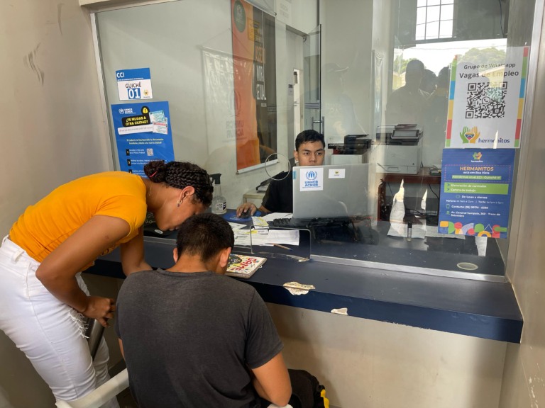 Entre os benefícios disponibilizados estão a elaboração de currículos, busca por vagas de emprego no mercado local, orientação para processos de interiorização por Vagas de Emprego Sinalizadas. (Foto: Divulgação)