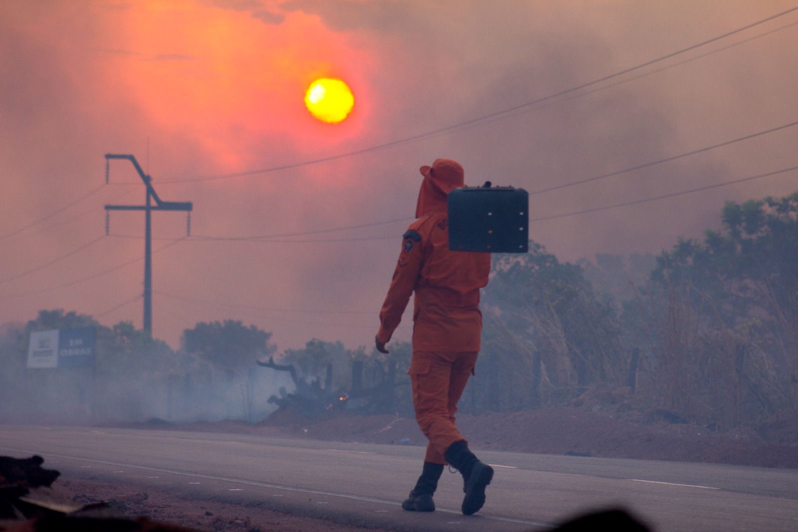 Defesa Civil no combate aos efeitos da estiagem na rodovia estadual RR-205, em Roraima (Foto: Reynesson Damasceno)
