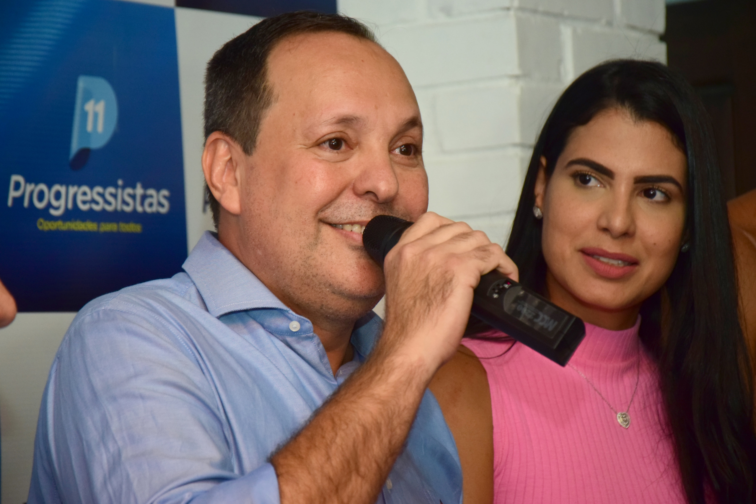 Vice-prefeito Cássio Gomes com pré-candidata a prefeita Catarina Guerra (Foto: Nilzete Franco/FolhaBV)