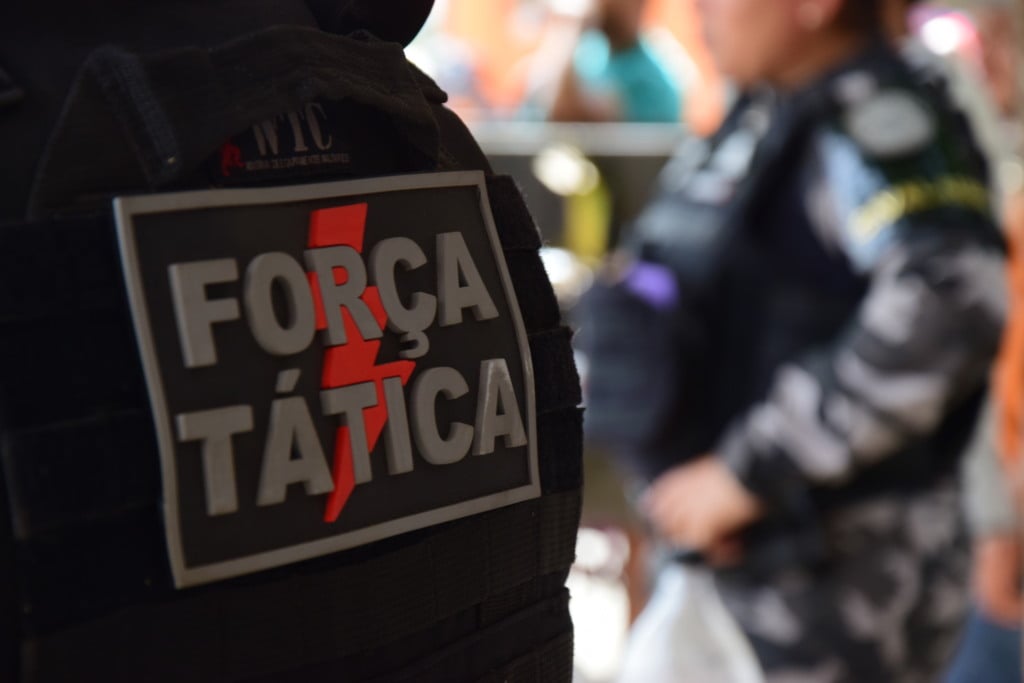 Briga entre irmãos termina com um atingido por pedaço de espelho no pescoço
