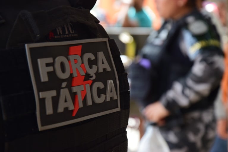 Briga entre irmãos termina com um atingido por pedaço de espelho no pescoço