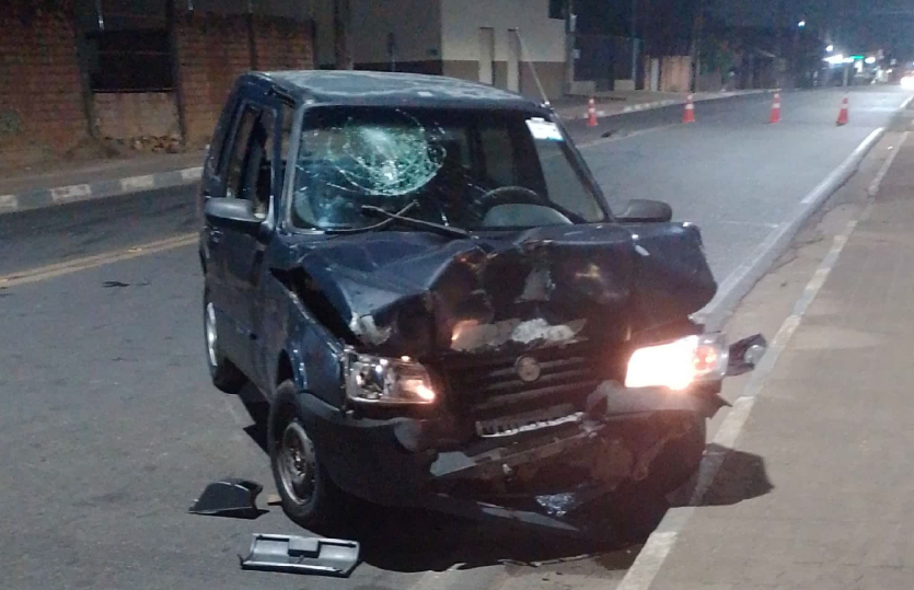 O condutor do Fiat Uno foi surpreendido pelo veÃculo. (Foto: reprodução) O condutor do Fiat Uno foi surpreendido pelo veÃculo. (Foto: reprodução)