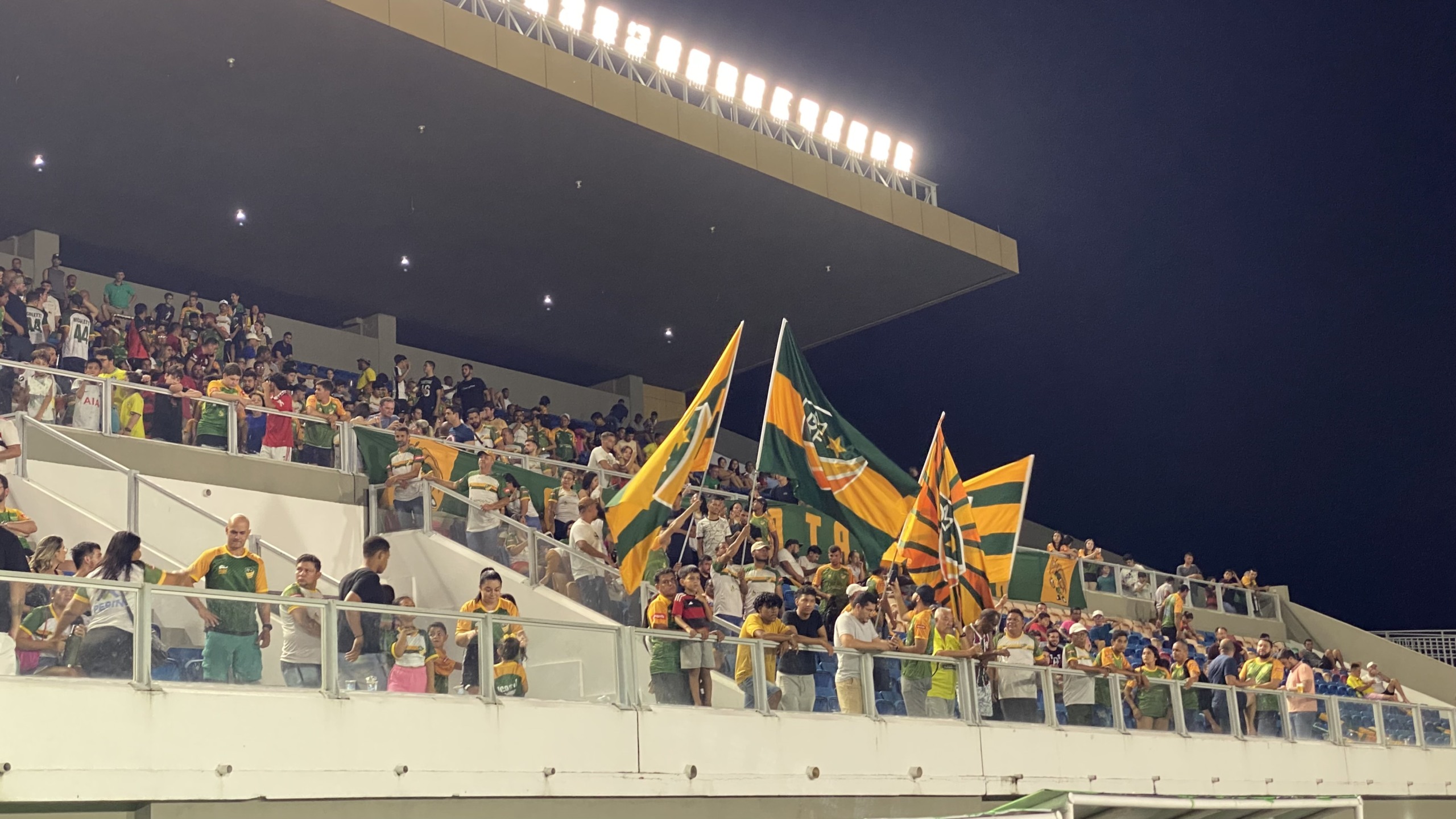 Torcida encheu o estádio Canarinho (Foto: Lucas Luckezie/FolhaBV)