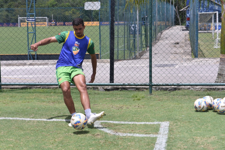 Lucas Sudário cobra escanteio em treino do Monte Roraima. (Foto: João Paulo Oliveira)