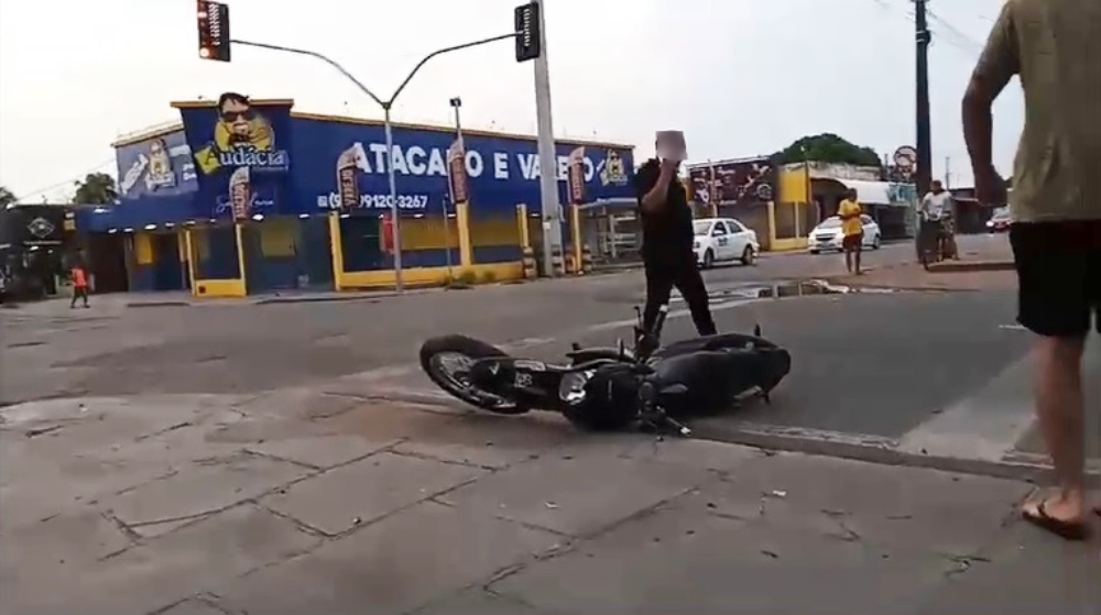 Acidente envolvendo motos na rua Sólon Rodrigues Pessoa (Foto: DIvulgação) Acidente envolvendo motos na rua Sólon Rodrigues Pessoa (Foto: DIvulgação)