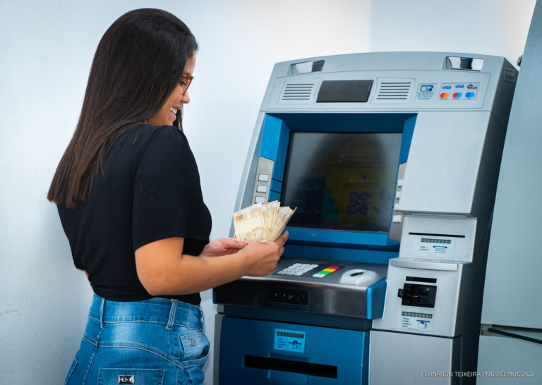 Os mais de 12.500 servidores recebem seus pagamentos seis dias antes do previsto