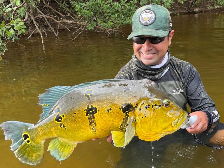 O pescador esportivo João Paulo Araújo de Souza, praticante da pesca há mais de uma década, compartilhou sua paixão pela pesca no rio Jatapu, onde tem pescado regularmente há mais de seis anos (Foto: Divulgação)