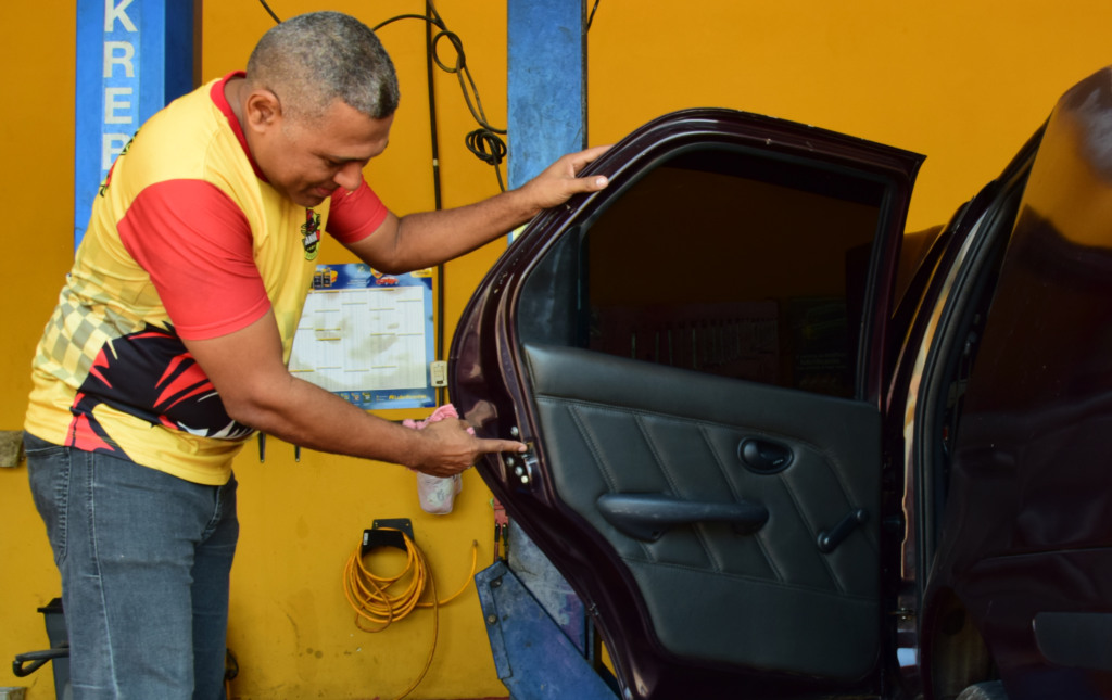 Fechar porta com força pode prejudicar peças a longo prazo, afirma mecânico (Foto: Nilzete Franco/FolhaBV) Fechar porta com força pode prejudicar peças a longo prazo, afirma mecânico (Foto: Nilzete Franco/FolhaBV)