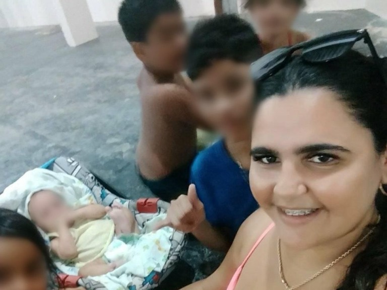 Amanda Reinaldo com cinco dos seis filhos no ano de 2019. (Foto: reprodução/redes sociais)