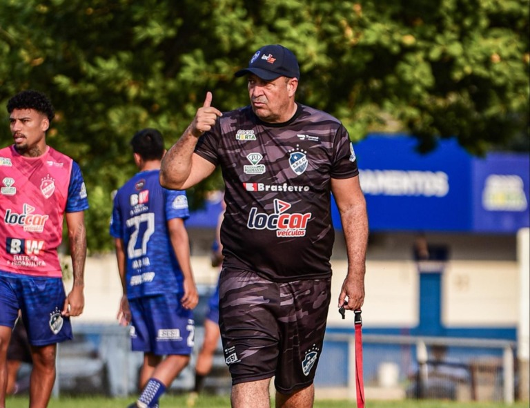 Treinador roraimense é o mais antigo à frente de uma equipe profissional no futebol brasileiro. Crédito: Hélio Garcias/São Raimundo