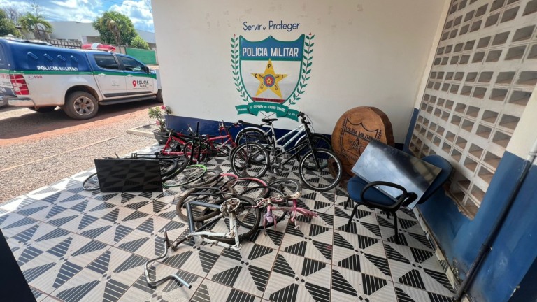 Objetos encontrados nas residências dos suspeitos (Foto: Divulgação)