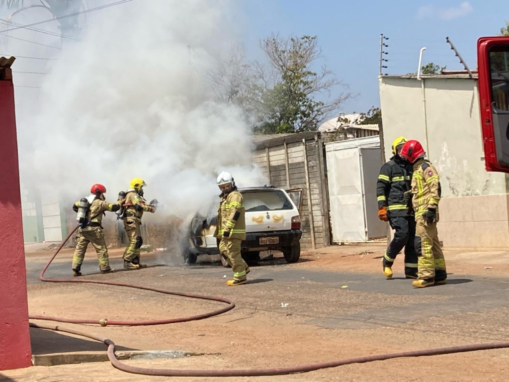 A guarnição de bombeiros foi acionada às 10h30 (Foto: Leandro de Sousa/FolhaBV) A guarnição de bombeiros foi acionada às 10h30 (Foto: Leandro de Sousa/FolhaBV)
