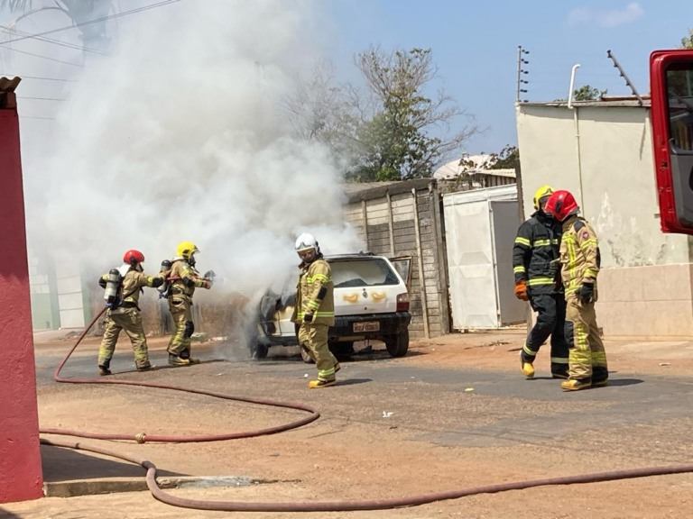 A guarnição de bombeiros foi acionada às 10h30 (Foto: Leandro de Sousa/FolhaBV)