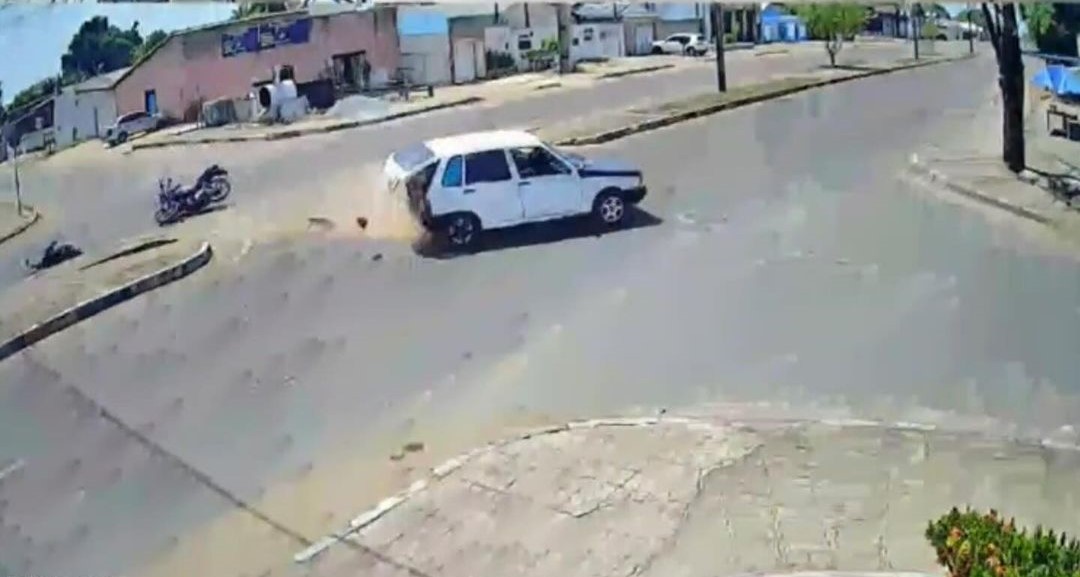 Mesmo com fuga, populares conseguiram anotar a placa do carro (Foto: Divulgação)