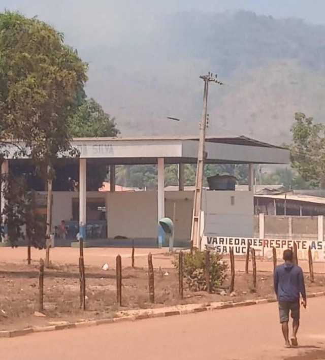 Incêndio iniciou na tarde de ontem, 10, no topo da serra. (Foto: reprodução)