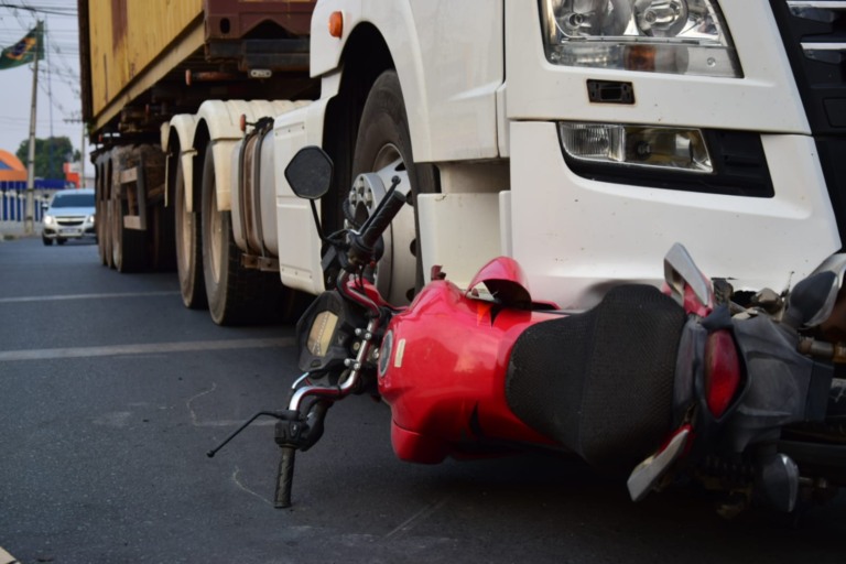 Caminhão arrastou a motocicleta por quase 40 metros. (Foto: Nilzete Franco/FolhaBV)