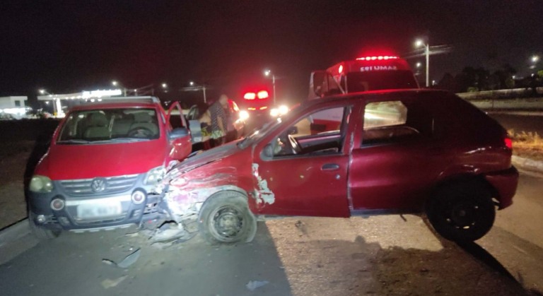 Colisão aconteceu na madrugada deste sábado (16). (Foto: reprodução)