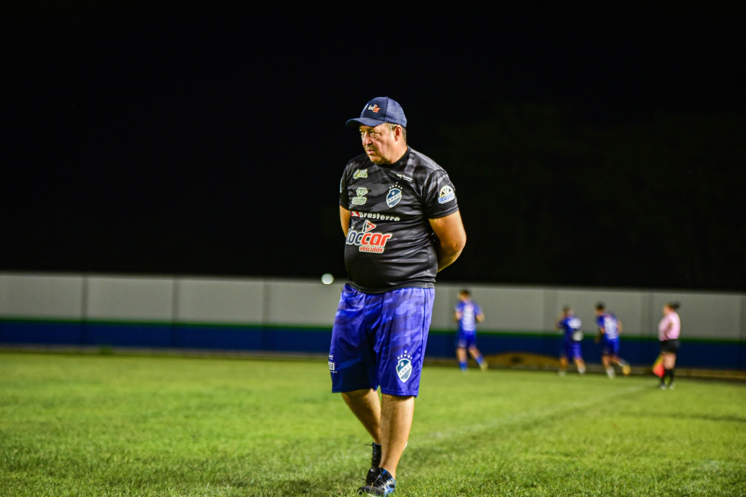 O técnico Chiquinho Viana à frente do Mundão no Estadual (Foto: Hélio Garcias/São Raimundo)