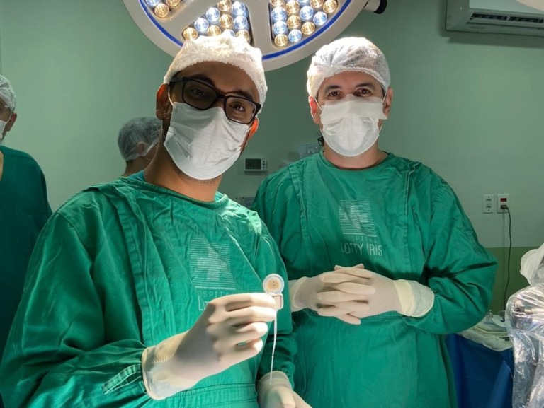 O implante coclear irá auxiliar no funcionamento da audição do implantado. (Foto: reprodução) 
