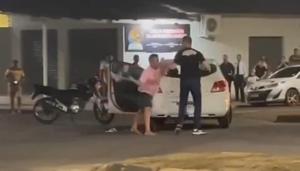 De acordo com testemunhas, após o incidente, o soldado e o tenente partiram para uma briga corporal, onde o motociclista atingiu o motorista com o capacete diversas vezes (Foto: Reprodução) De acordo com testemunhas, após o incidente, o soldado e o tenente partiram para uma briga corporal, onde o motociclista atingiu o motorista com o capacete diversas vezes (Foto: Reprodução)