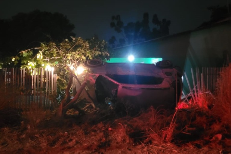 Carro capotou após colidir com uma caminhonete (Foto: Reprodução)
