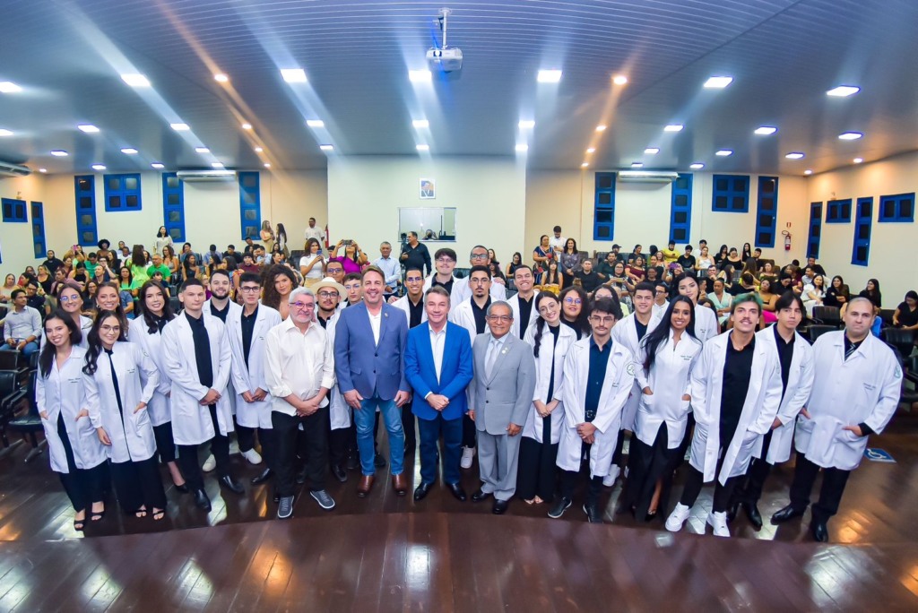 Anúncio foi feito durante Cerimônia do Jaleco de alunos de Medicina da Uerr (Foto: Thiago Feitosa) Anúncio foi feito durante Cerimônia do Jaleco de alunos de Medicina da Uerr (Foto: Thiago Feitosa)