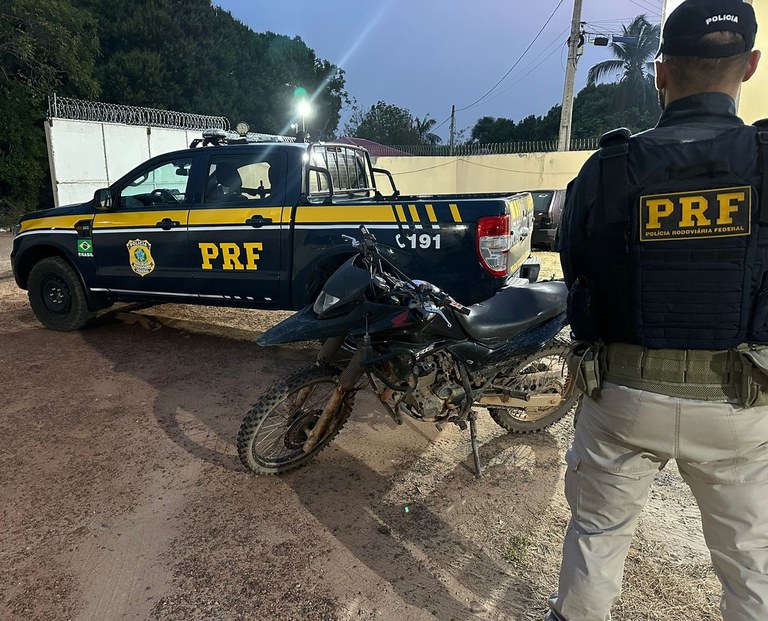 A motocicleta foi recuperada nessa segunda-feira, 11 (Foto: Divulgação/PRF) A motocicleta foi recuperada nessa segunda-feira, 11 (Foto: Divulgação/PRF)