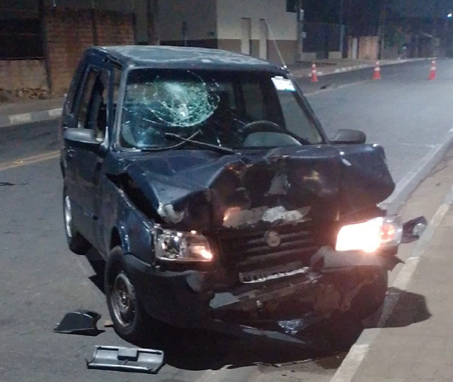 O condutor do Fiat Uno foi surpreendido pelo veículo. (Foto: reprodução)