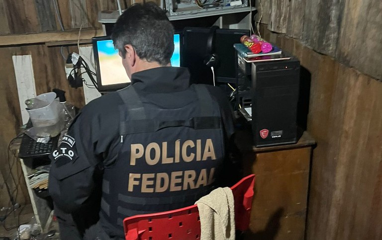 Momento em que a Polícia Federal procura conteúdos pornográficos na residência de um dos suspeitos (Foto: Ascom PF) Momento em que a Polícia Federal procura conteúdos pornográficos na residência de um dos suspeitos (Foto: Ascom PF)