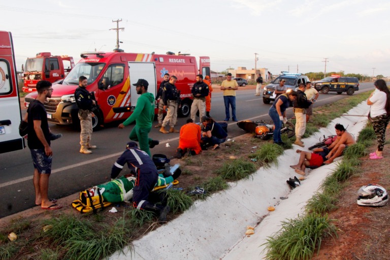 As vítimas foram socorridas pelo Samu e Resgate do Corpo de Bombeiros (Foto: Wenderson Cabral/FolhaBV)
