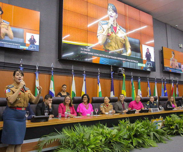Coronel Camila Paiva, primeira oficial feminina do Corpo de Bombeiros Militar de Alagoas, foi a ministrante da palestra principal. (Foto: reprodução/Nonato Sousa/ALE-RR)