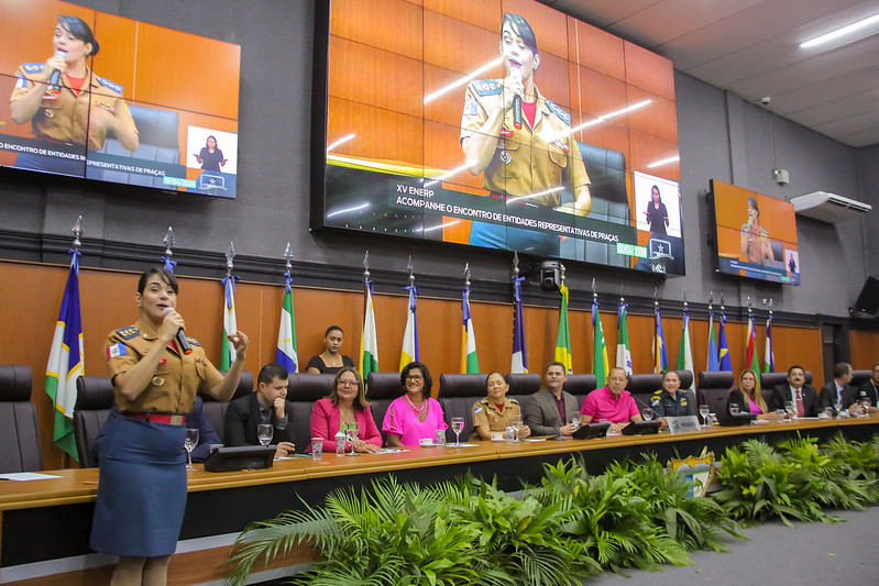 Coronel Camila Paiva, primeira oficial feminina do Corpo de Bombeiros Militar de Alagoas, foi a ministrante da palestra principal. (Foto: reprodução/Nonato Sousa/ALE-RR) Coronel Camila Paiva, primeira oficial feminina do Corpo de Bombeiros Militar de Alagoas, foi a ministrante da palestra principal. (Foto: reprodução/Nonato Sousa/ALE-RR)