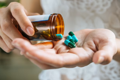 Diante de qualquer sintoma, é recomendado aumentar a ingestão de líquidos e procurar assistência médica. (Foto: Reprodução/Freepik)