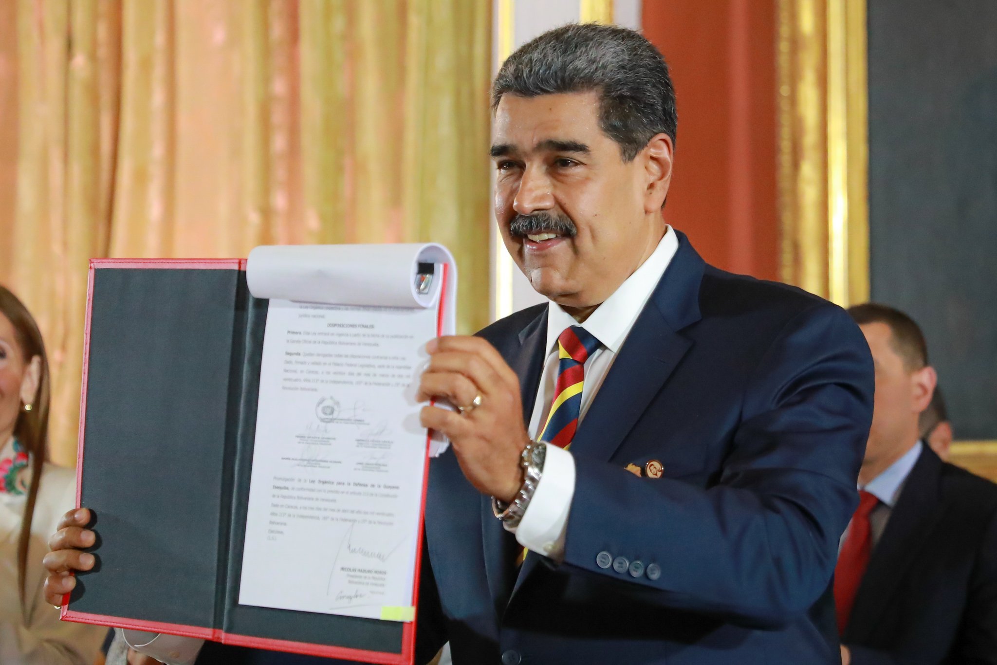 O ditador venezuelano Nicolás Maduro promulga lei que anexa o território de Essequibo à Venezuela (Foto: Twitter Nicolás Maduro)