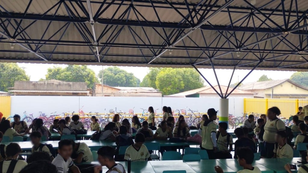 Os alunos aguardaram no refeitorio por quase uma hora para serem liberados a entrar na sala de aula. (Foto: reprodução)