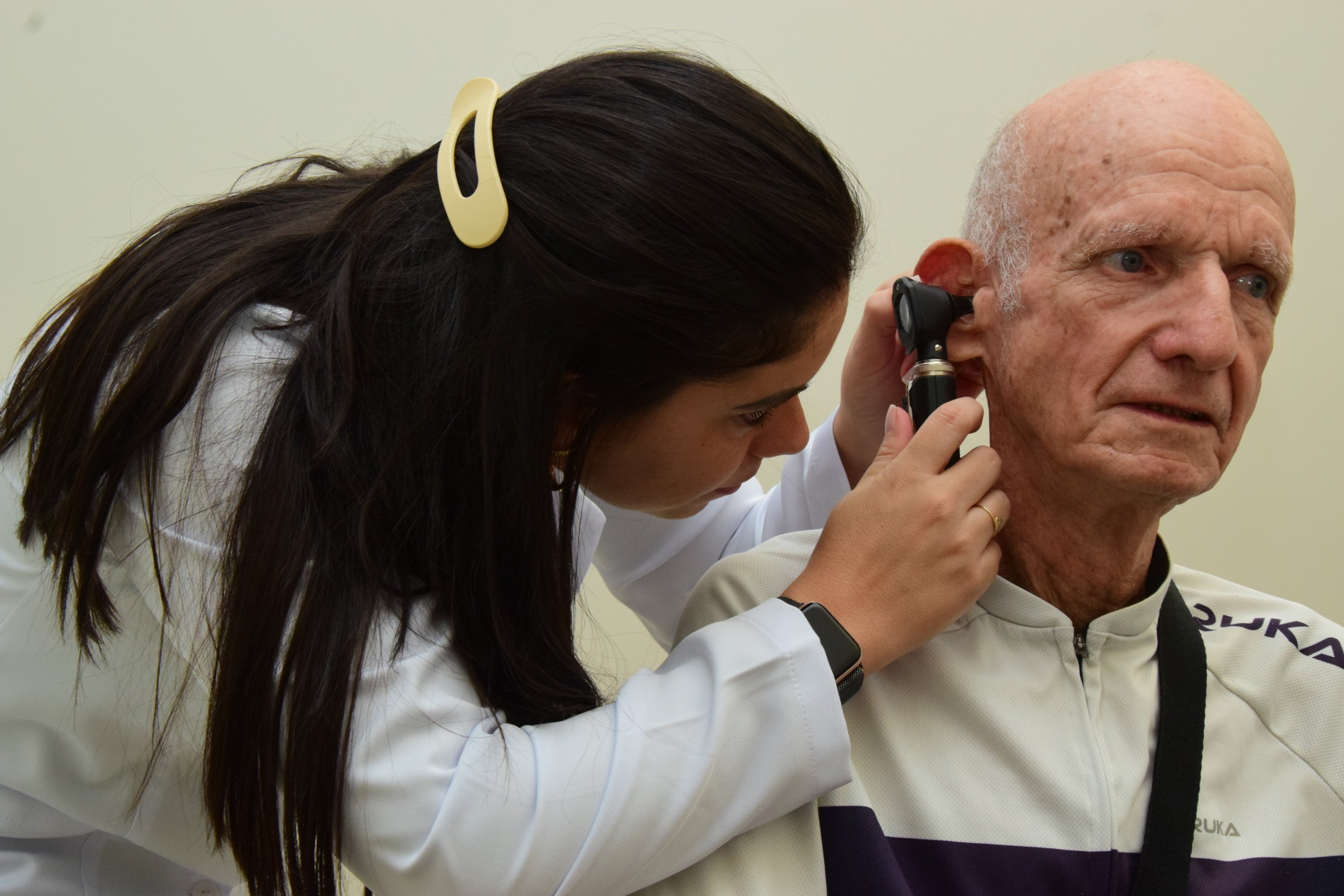 A fonoaudióloga Mariana Duarte ressaltou a necessidade de buscar acompanhamento médico para o diagnóstico da perda auditiva (Foto: Nilzete Franco/FolhaBV)