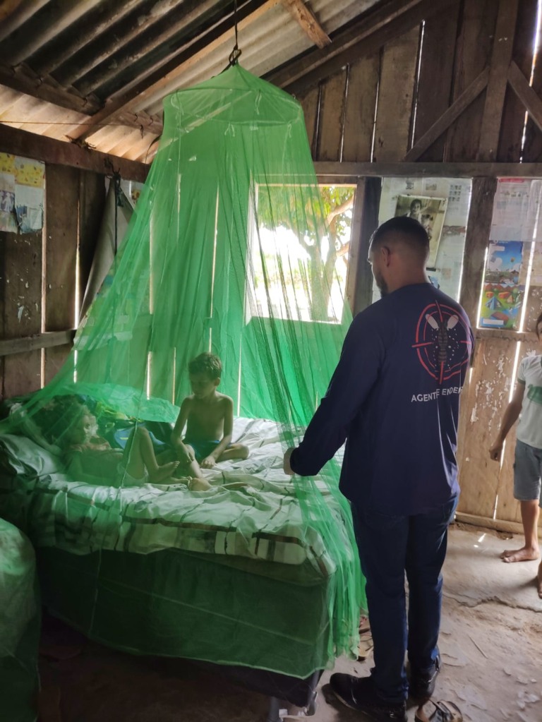 Os mosquiteiros, adquiridos e distribuídos exclusivamente pelo Ministério da Saúde, são projetados para serem eficazes contra o mosquito Anofheles Darling, o principal transmissor da malária (Foto: Ascom Sesau)