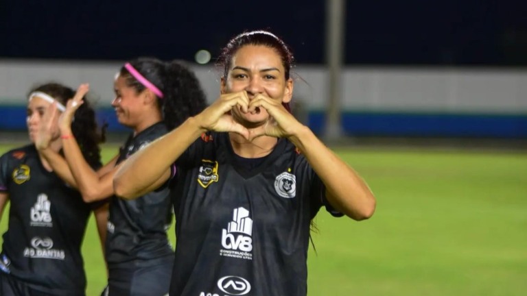 Após oito meses no estaleiro, atacante Luciane volta aos gramados e a marcar gols (Foto: Divulgação)
