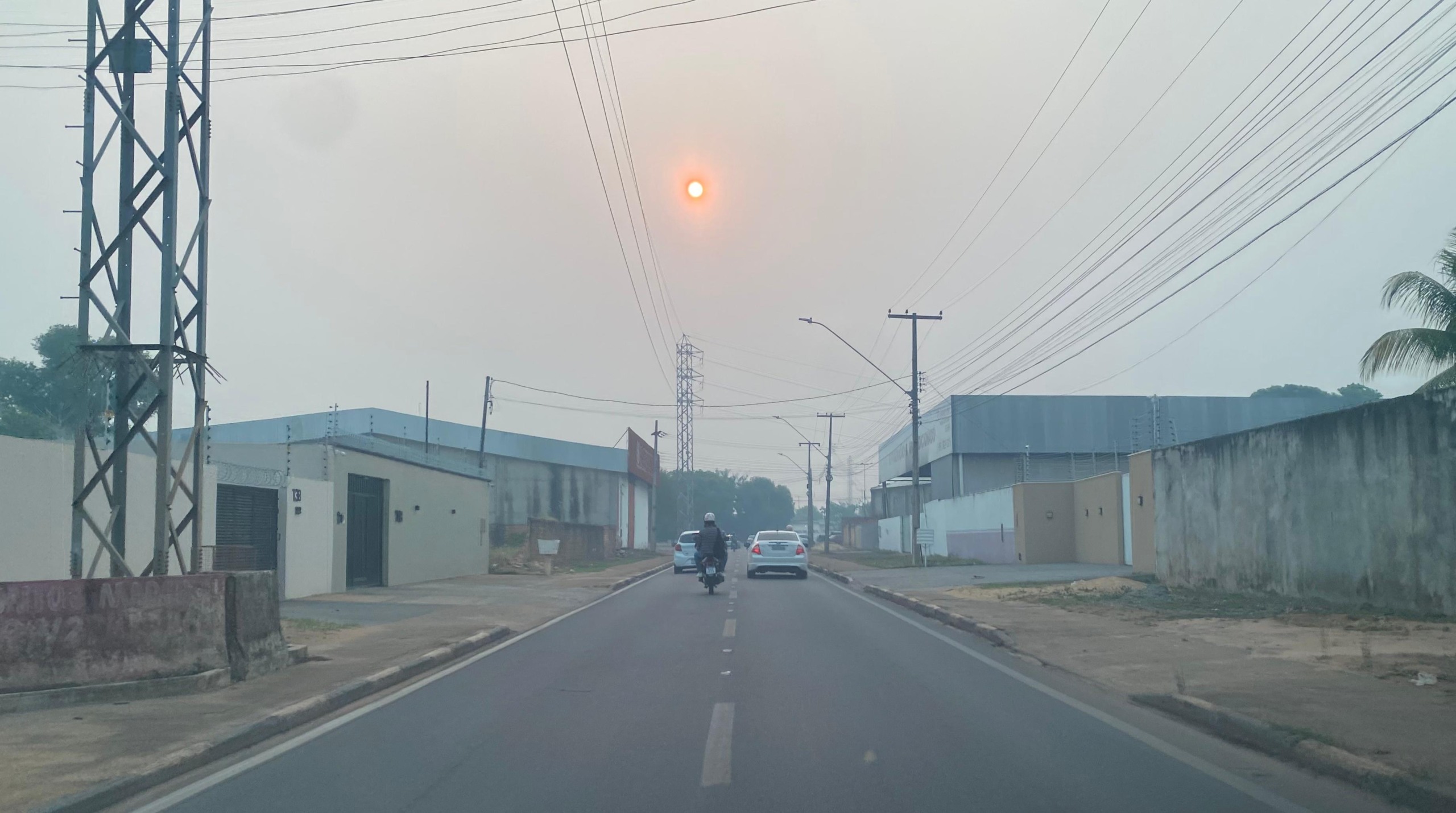 Fumaça de queimadas volta a encobrir Boa Vista nesta terça-feira (Foto: Lucas Luckezie/FolhaBV)