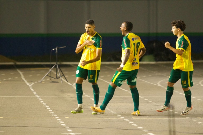 Volante Vitão marca e corre para o abraço com atacante Lucas Martins. (Crédito: Monte Roraima FC Divulgação)