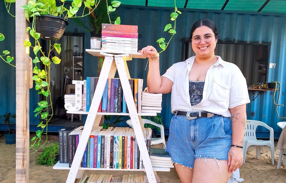 Feira sustentável tem exposição e venda de artesanato, livros, roupas e comida vegana
