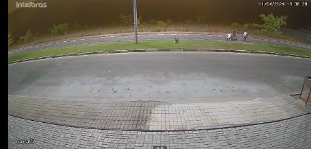 Momento em que o assaltante se aproxima da jovem