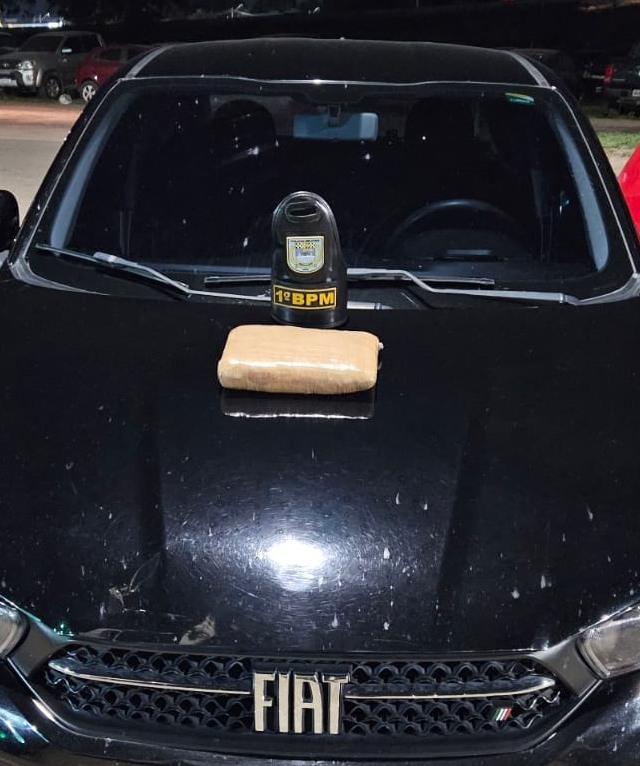A droga foi localizada em baixo do banco do passageiro. (Foto: divulgação)