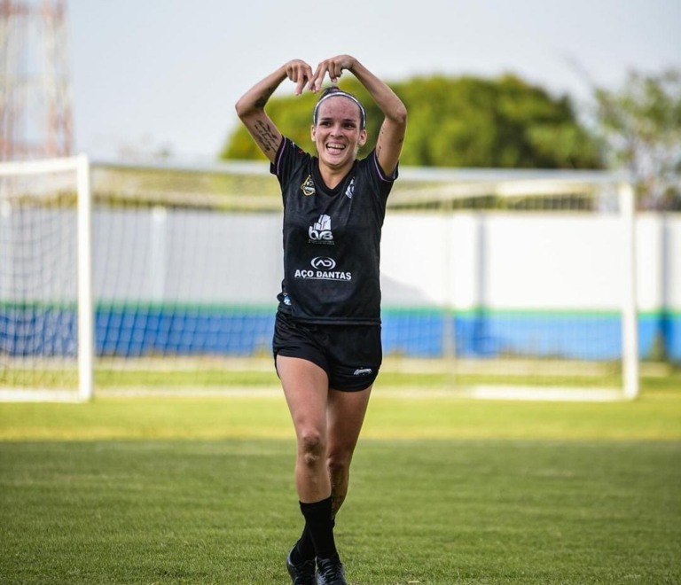 Atacante Verinha abre o placar e comemora no Canarinho. Crédito: Hélio Garcias/BV Esportes
