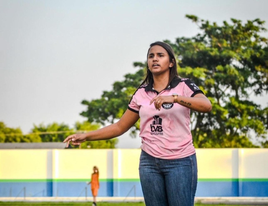 Técnica alvinegra Isabel Alves estreia com vitória no Brasileiro. Crédito: BS Oficial Técnica alvinegra Isabel Alves estreia com vitória no Brasileiro. Crédito: BS Oficial