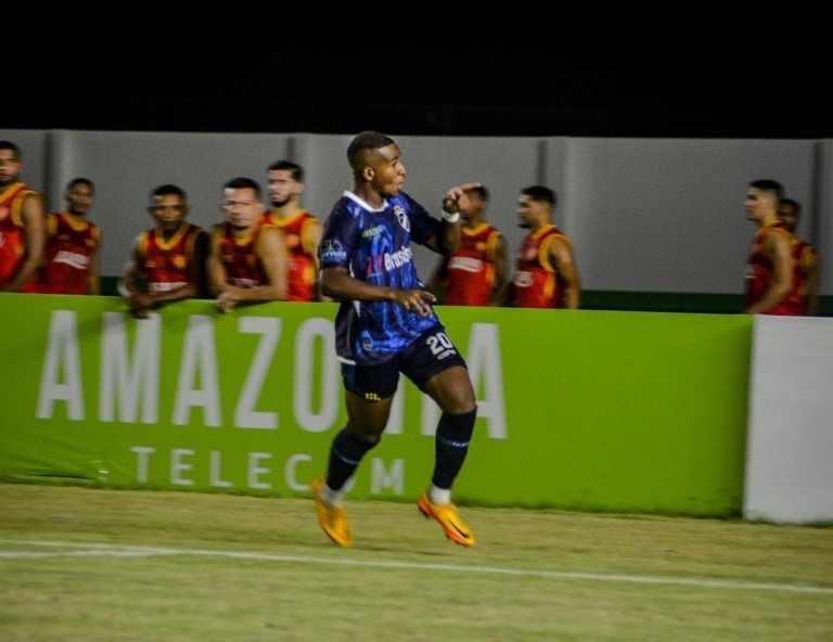 Atacante Leonardo Reis marca após assistência de Kanté e corre para o abraço. Crédito: BS Oficial