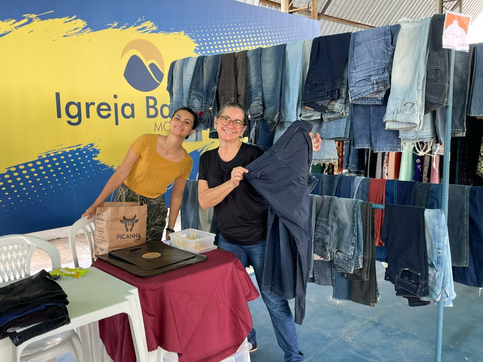 Igreja organiza brechó para ajudar na construção de templo