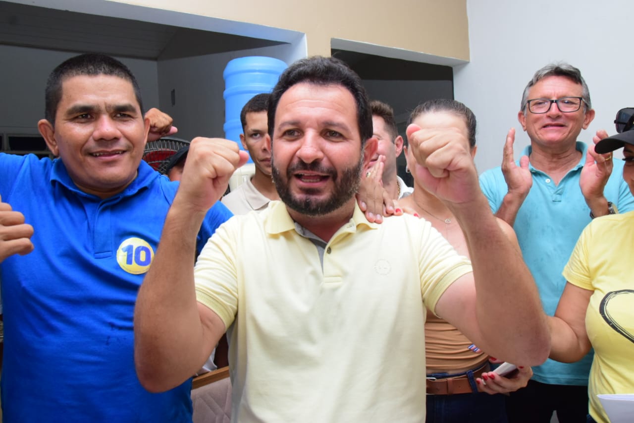 Prefeito eleito de Alto Alegre, Wagner Nunes, comemora vitória com apoiadores (Foto: Nilzete Franco/FolhaBV)